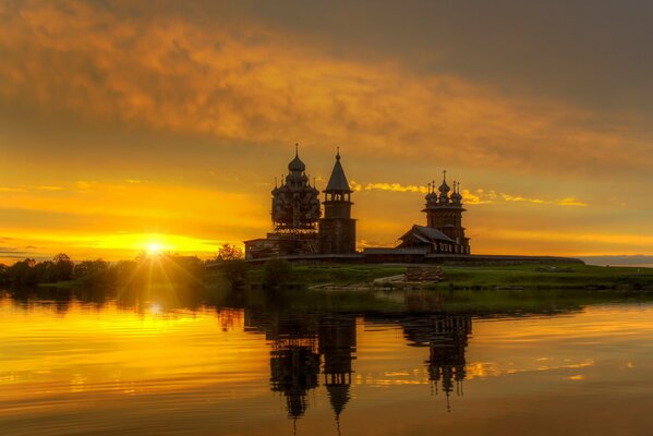 El reflejo de la iglesia en el agua al amanecer