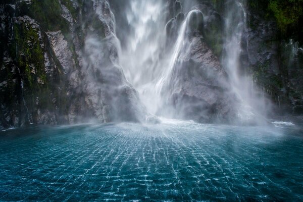 Wunderschöne Natur mit Wasserfall und Felsen