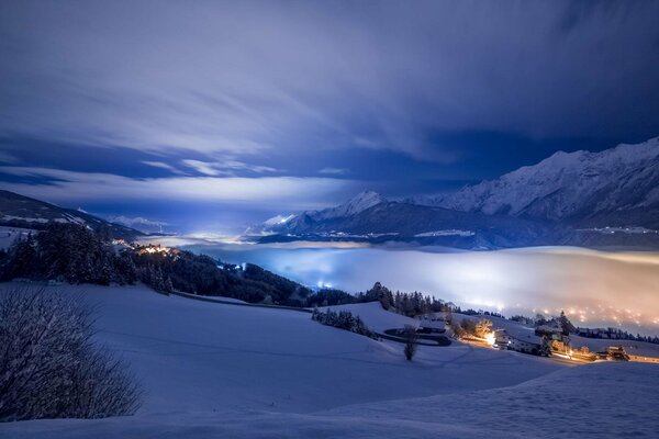 Valle de montaña nocturno en la nieve