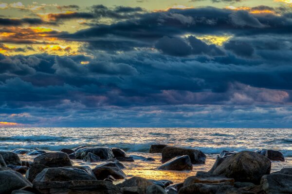 Noche en el mar Báltico en Finlandia