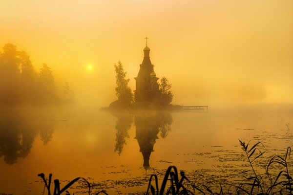 Église enveloppée de brouillard au-dessus de l eau