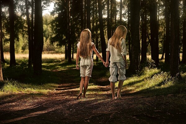 Couple de filles sur le sentier de la forêt