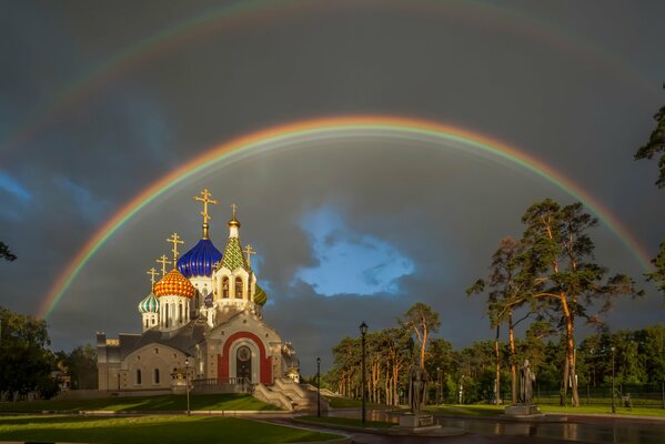 Храм и радуга в небе