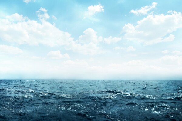 Oceano limpido con cielo blu