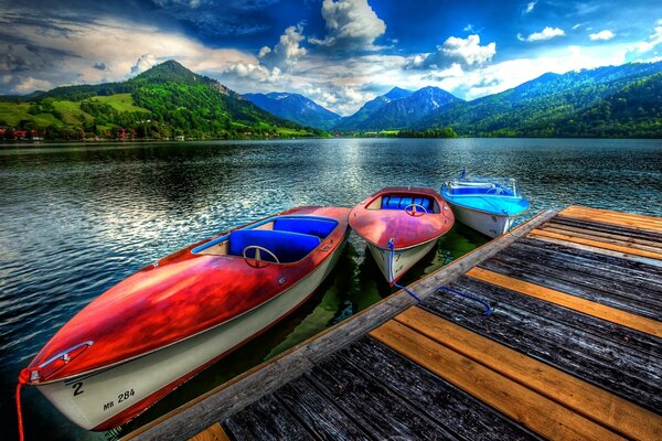 Paisaje del lago con barcos y nubes en el cielo