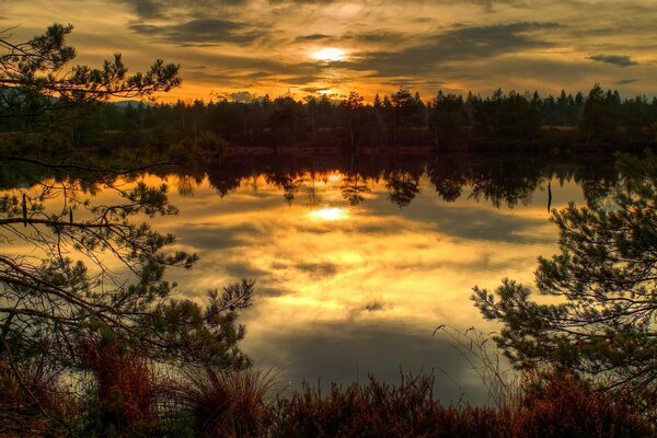 Beau coucher de soleil sur le lac à la fin de l automne