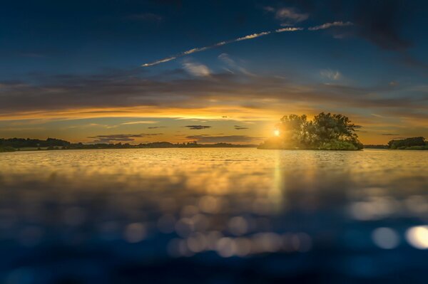 Coucher de soleil fabuleux sur le lac avec îlot