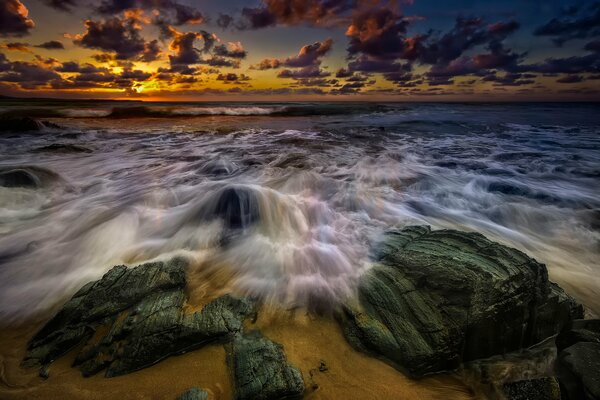 Onde e rocce in riva al mare