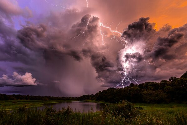 Anomalía desastres naturales tormenta eléctrica