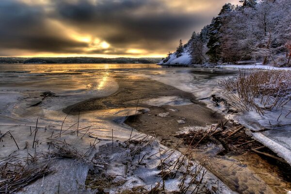 En Suède, la nature mystérieuse: faites attention à l eau, à la neige, aux arbres