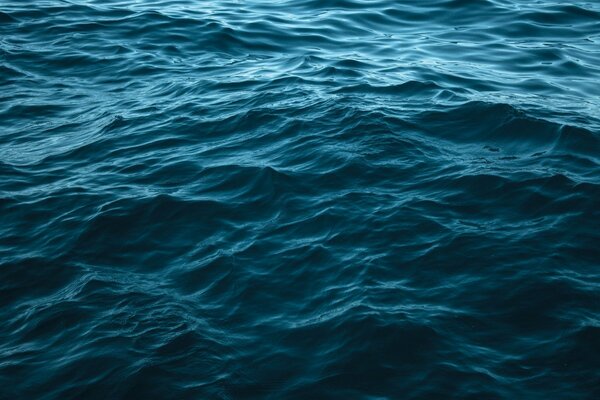 Vagues bleues en profondeur dans la mer