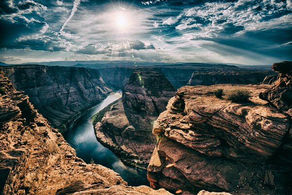 Roches en Arizona. Soleil brillant dans le ciel