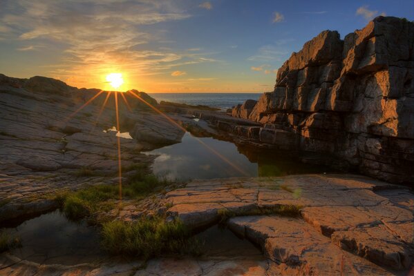 Puesta de sol mágica en las rocas