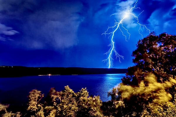 Fiume notturno nel New Jersey con un fulmine