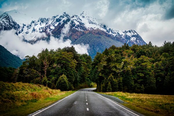 La strada che porta alle montagne