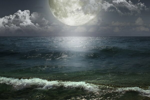 Ocean. Księżyc w chmurach. Wieczorne niebo
