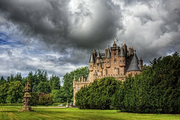 Château écossais avec pelouse et forêt