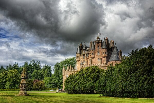 Castello scozzese con prato e foresta