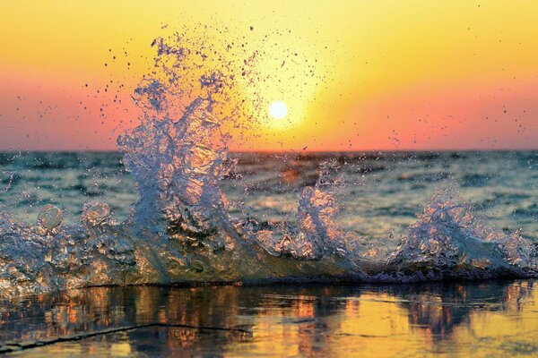 Salpicaduras de agua en el fondo de la puesta de sol