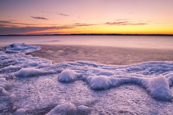 Lago de hielo en los rayos del sol