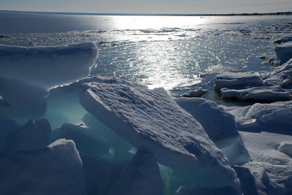 Eisige Küste mit Sonnenstrahlen
