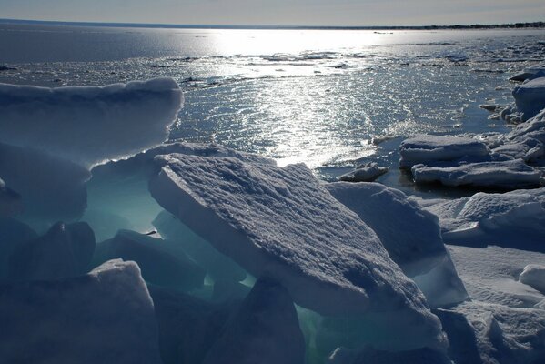 Côte de glace avec les rayons du soleil