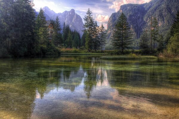 Die Schönheit der Natur spiegelt Berge und Bäume wider