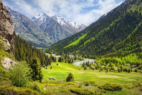 Herrliche Wälder, Berge und Flüsse in Indien