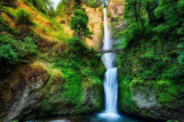 Kleine Brücke über dem Wasserfall