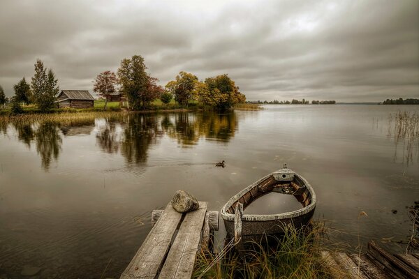 Otoño Karelia en la orilla del río