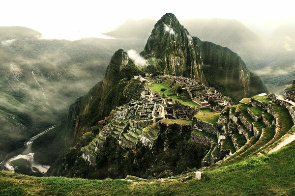 Bellissimo paesaggio montuoso della città Inca