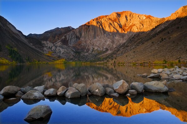 La bellezza dell autunno nel lago di montagna