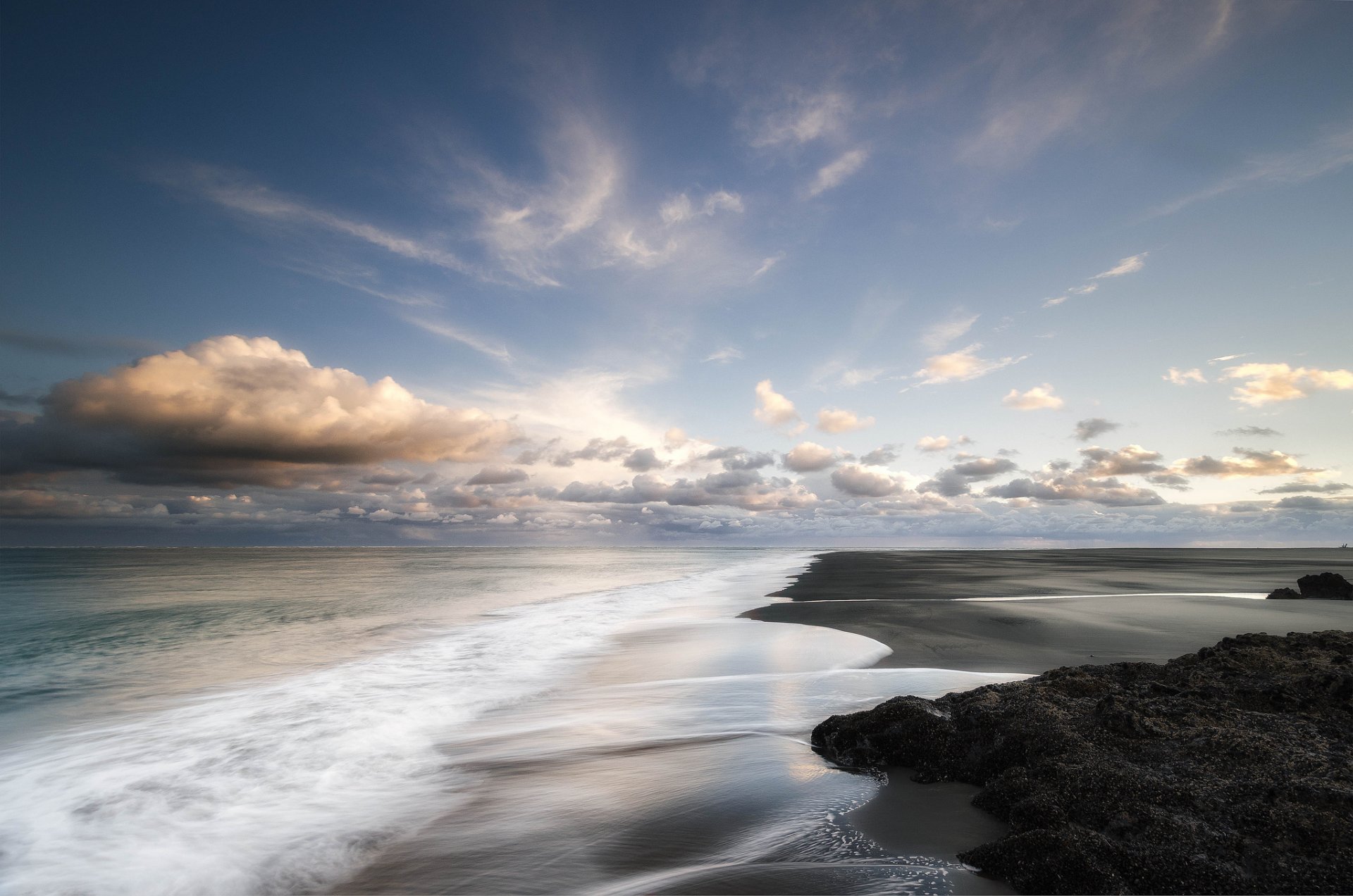 mare costa nuvole sabbia sera