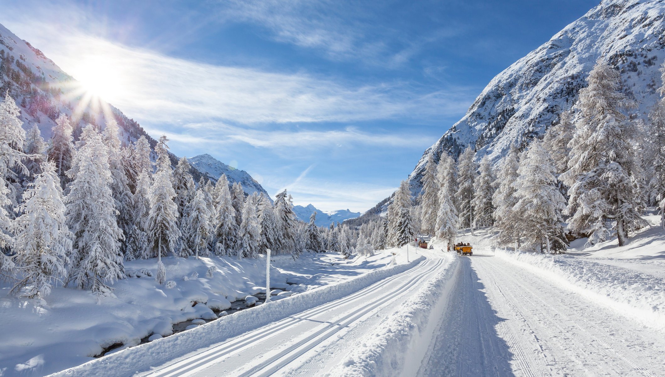 strada auto inverno neve colline sole