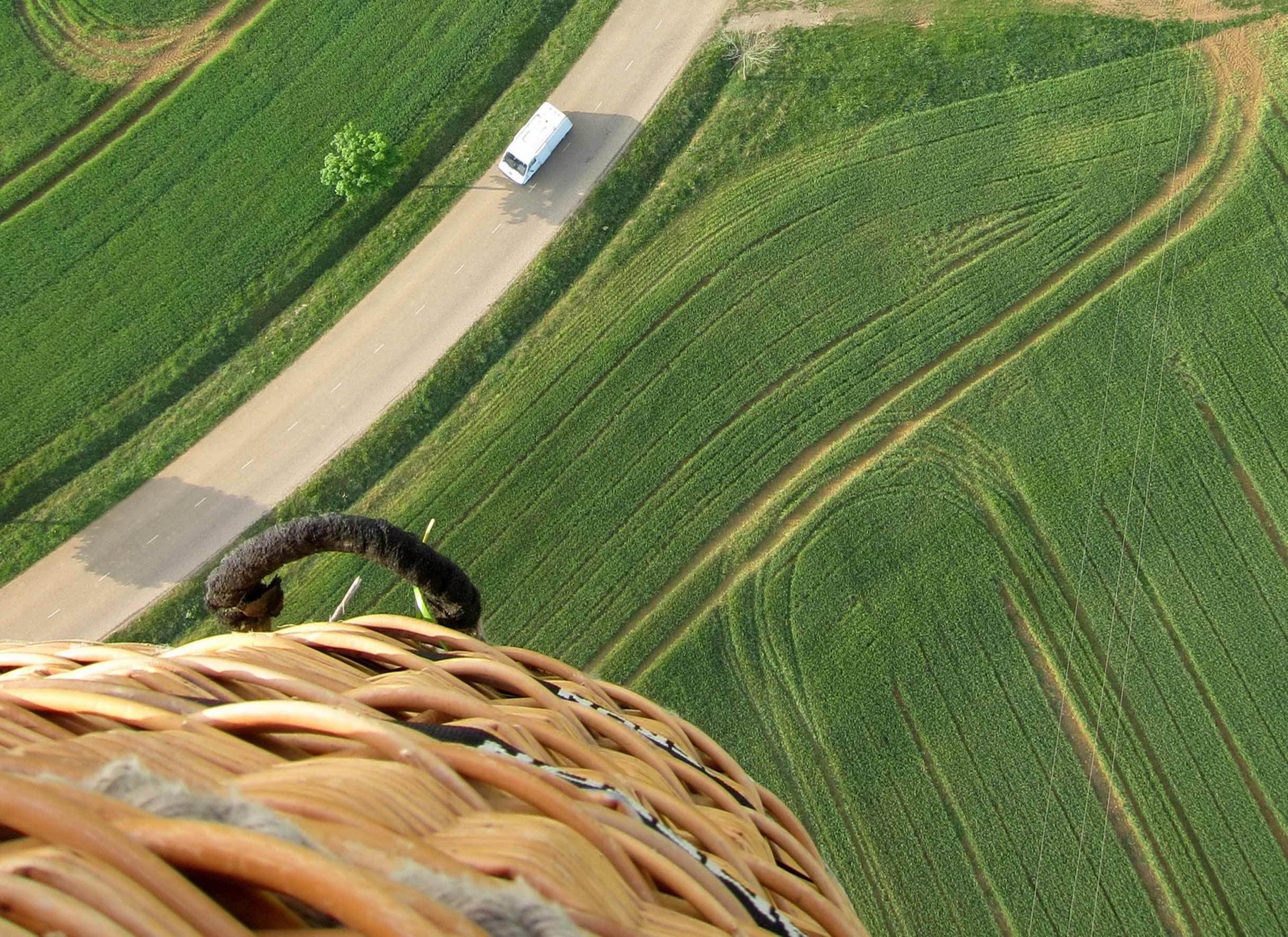 feld straße draufsicht ballon korb