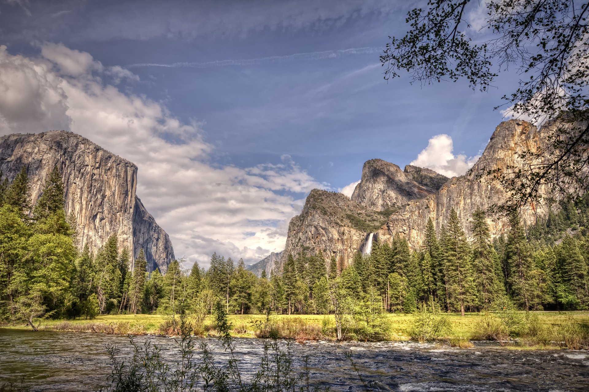 yosemite valley yosemite california usa rocce montagne della sierra nevada acqua fiume merced foresta alberi cielo nuvole punto panoramico