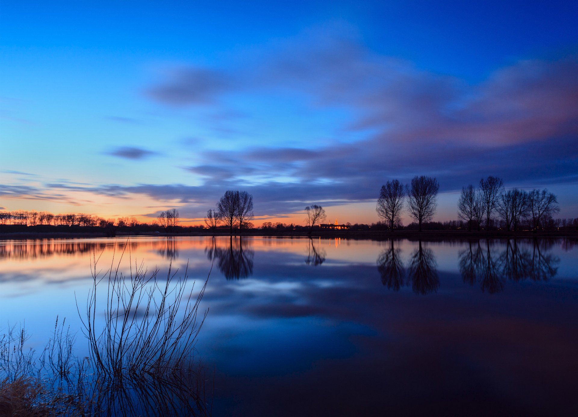 niederlande fluss wasser oberfläche ufer bäume abend sonnenuntergang himmel wolken reflexion