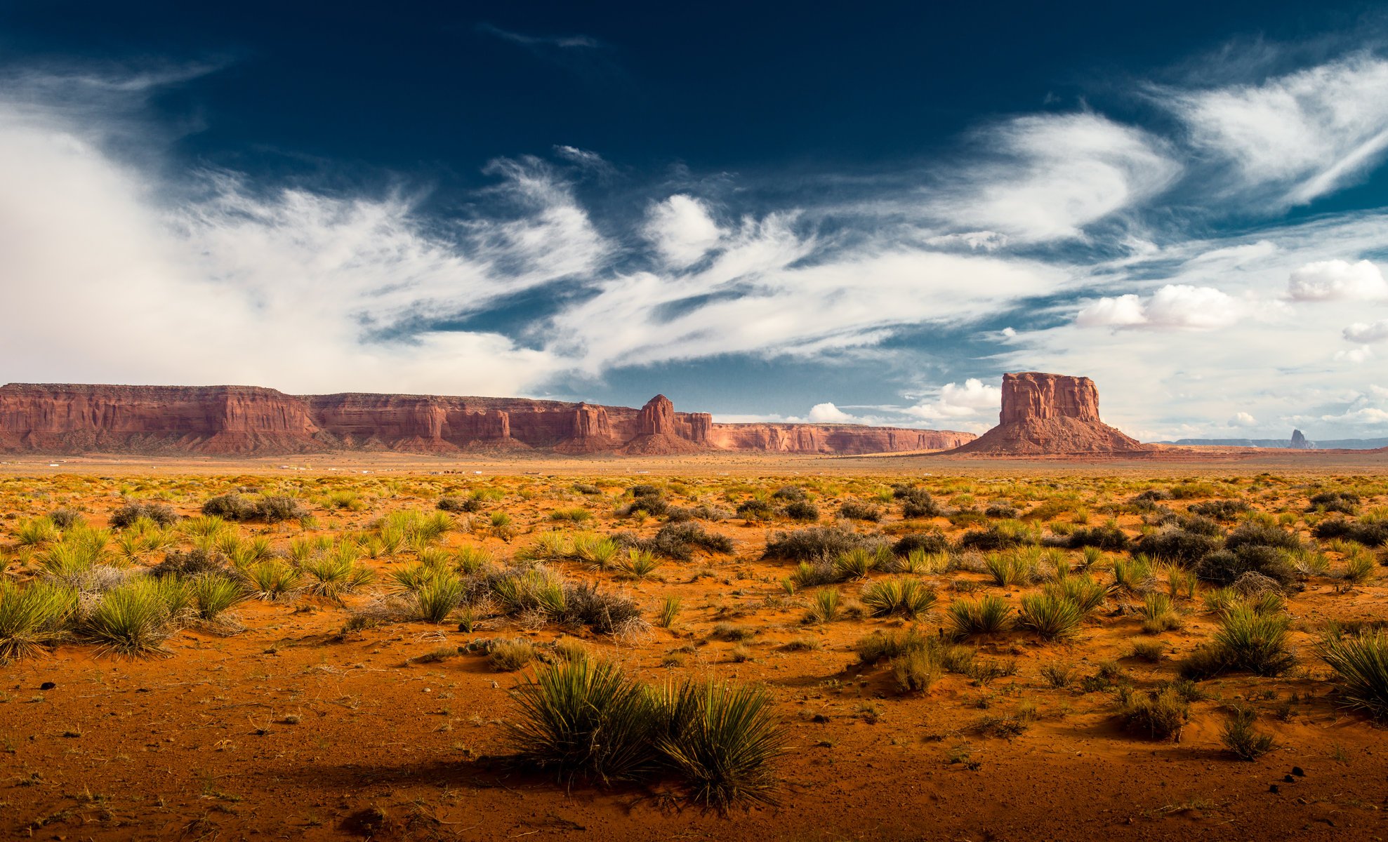 rocas nubes desierto hierba