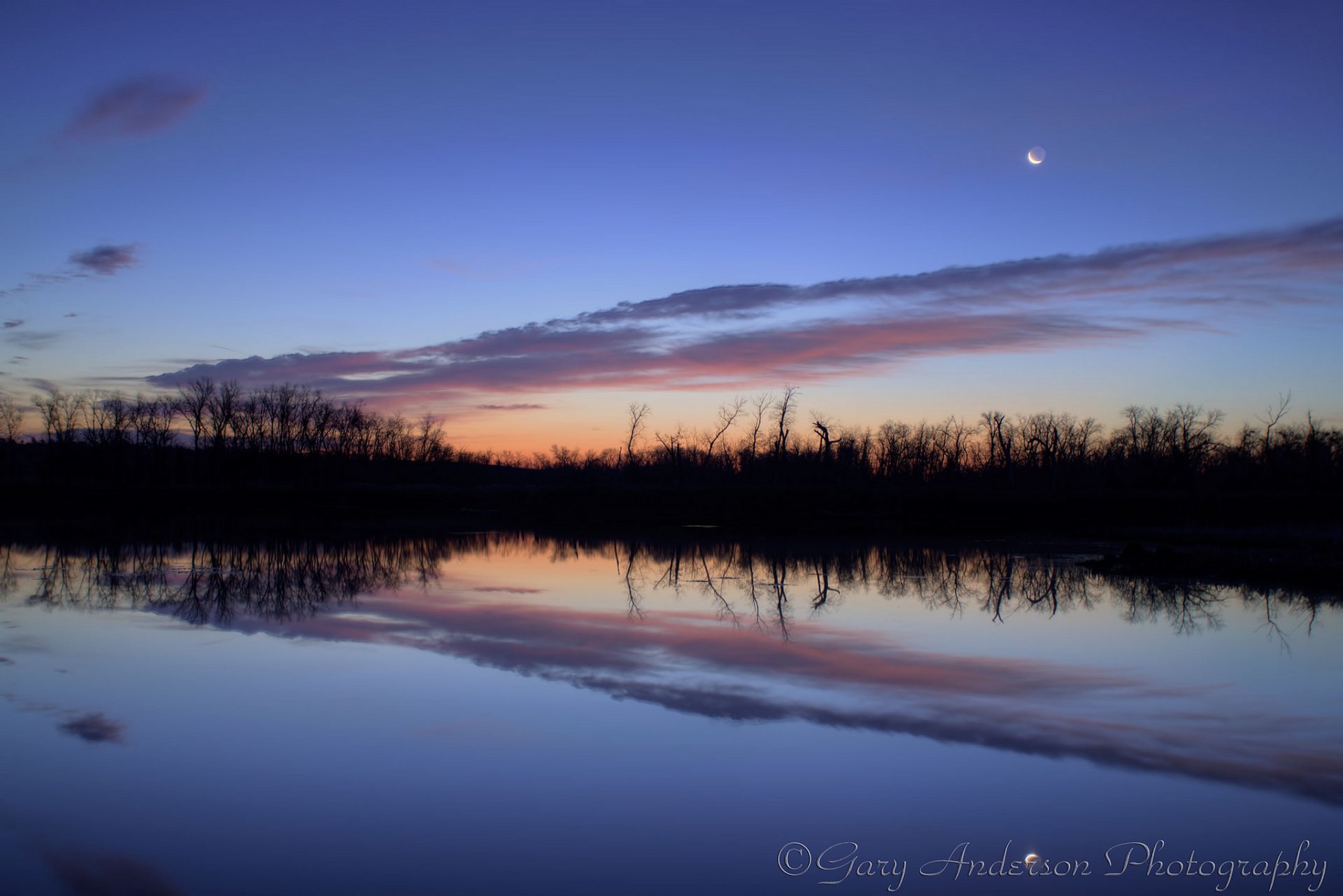 fiume acqua superficie liscia riva alberi riflessione blu arancione cielo nuvole mese luna prima dell alba