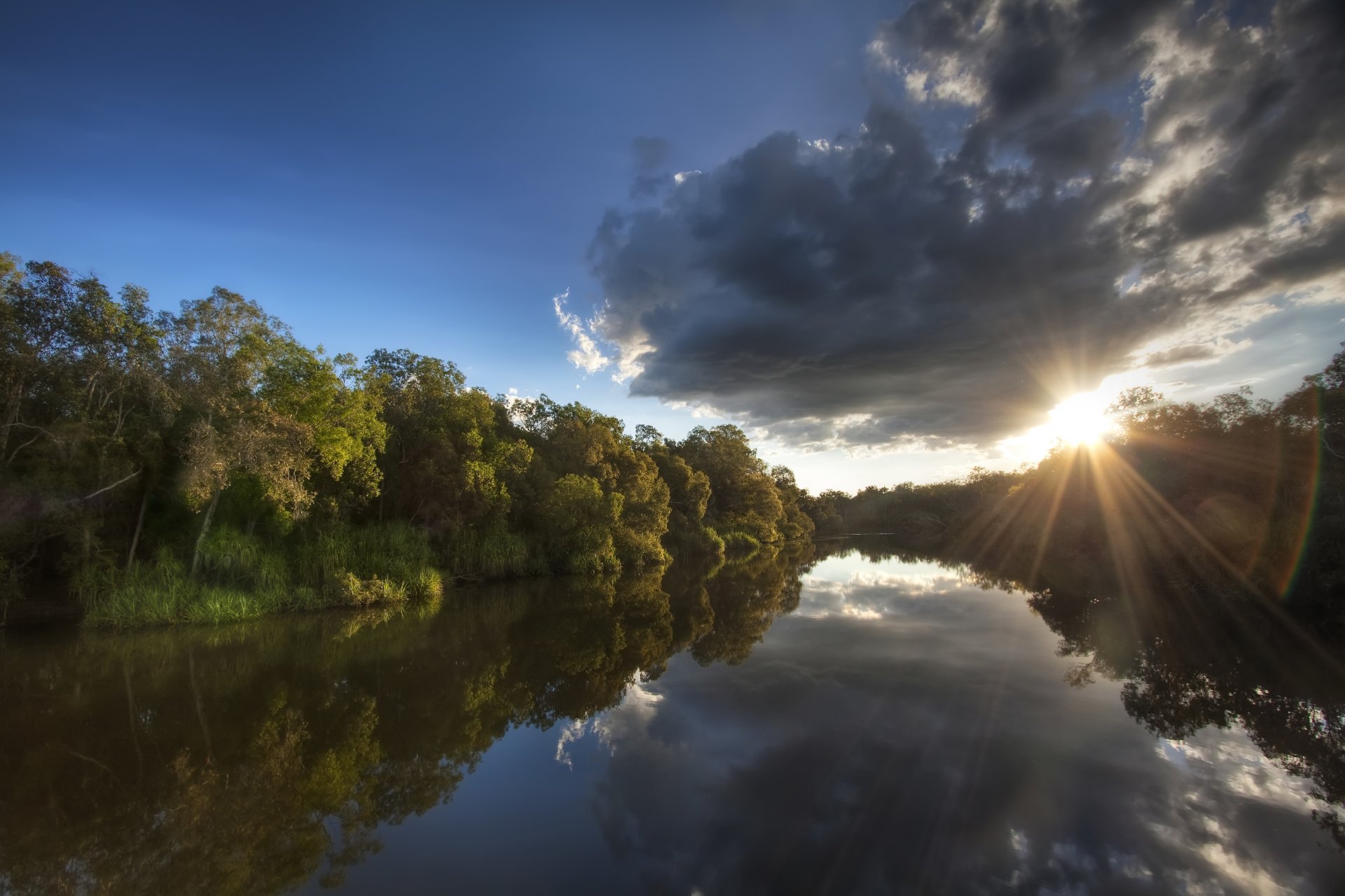 australien nationalpark bäume wald ufer fluss morgen sonne strahlen himmel wolken reflexion