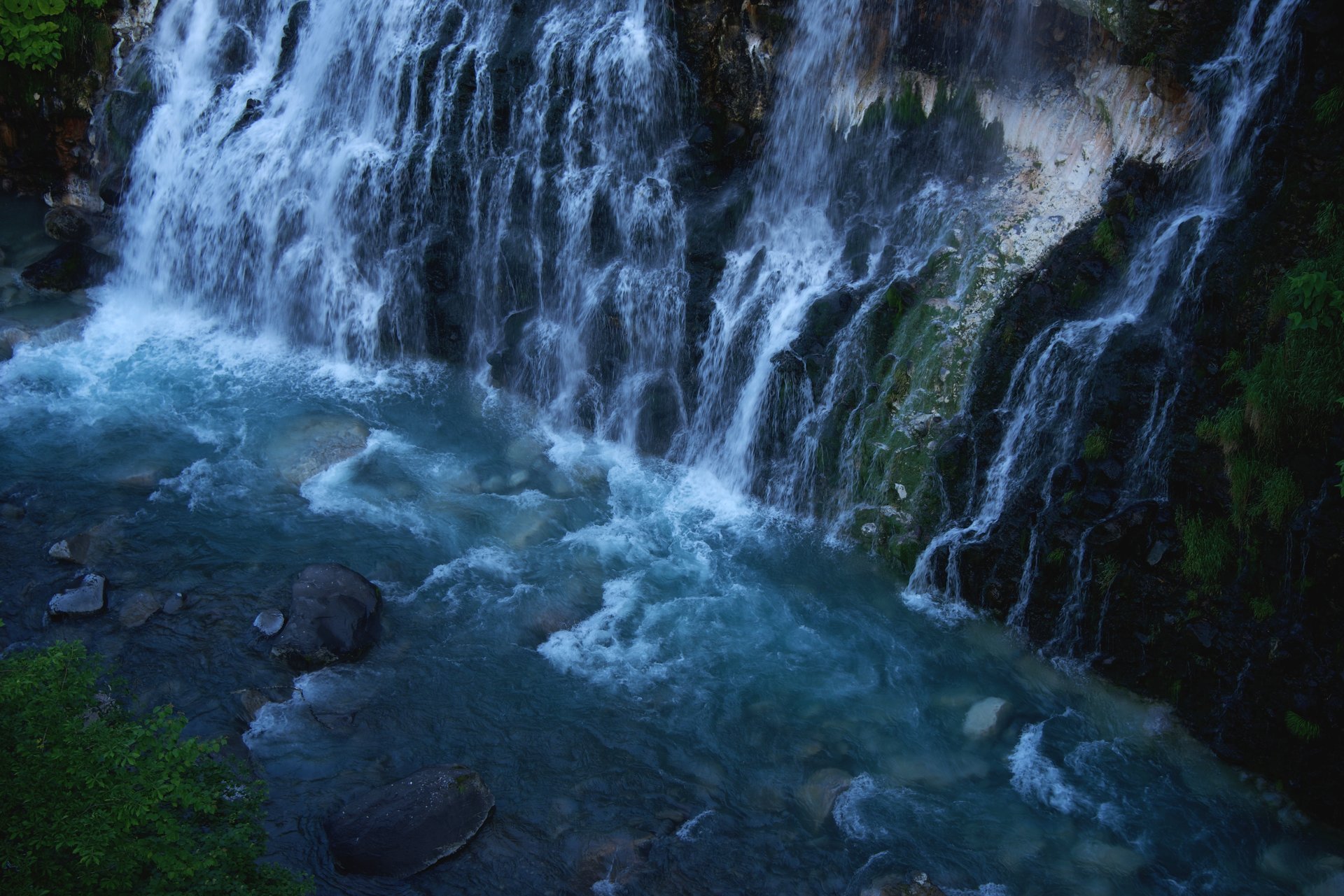 rivière cascade pierres fond soirée