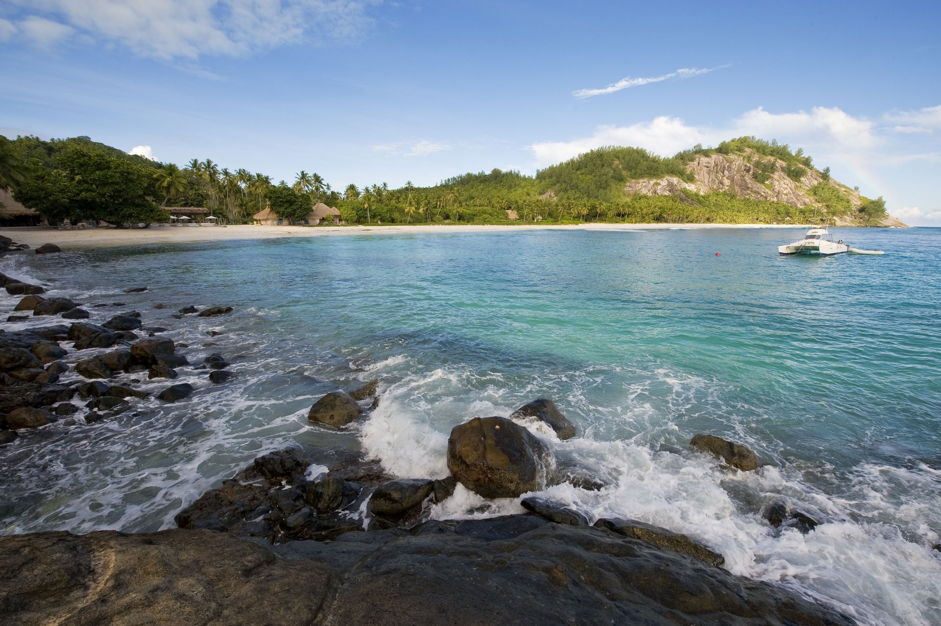 eyshelles isla norte playa palmeras verano sol océano vacaciones exotismo disfrute naturaleza seychelles isla norte plantas agua mar relajarse paisajes costa montaña yate bungalow rocas surf rocas vista