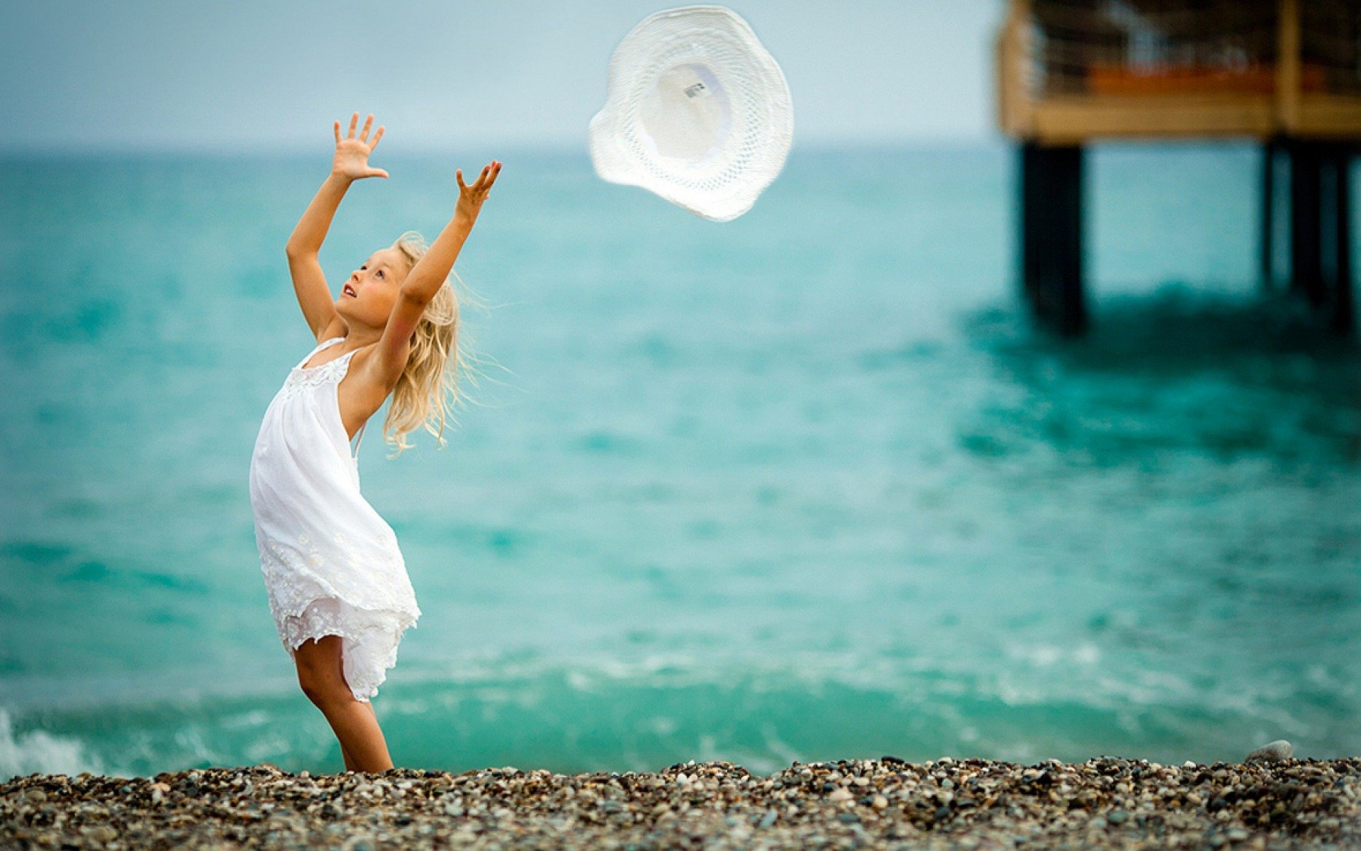 ragazza mare sabbia vento natura