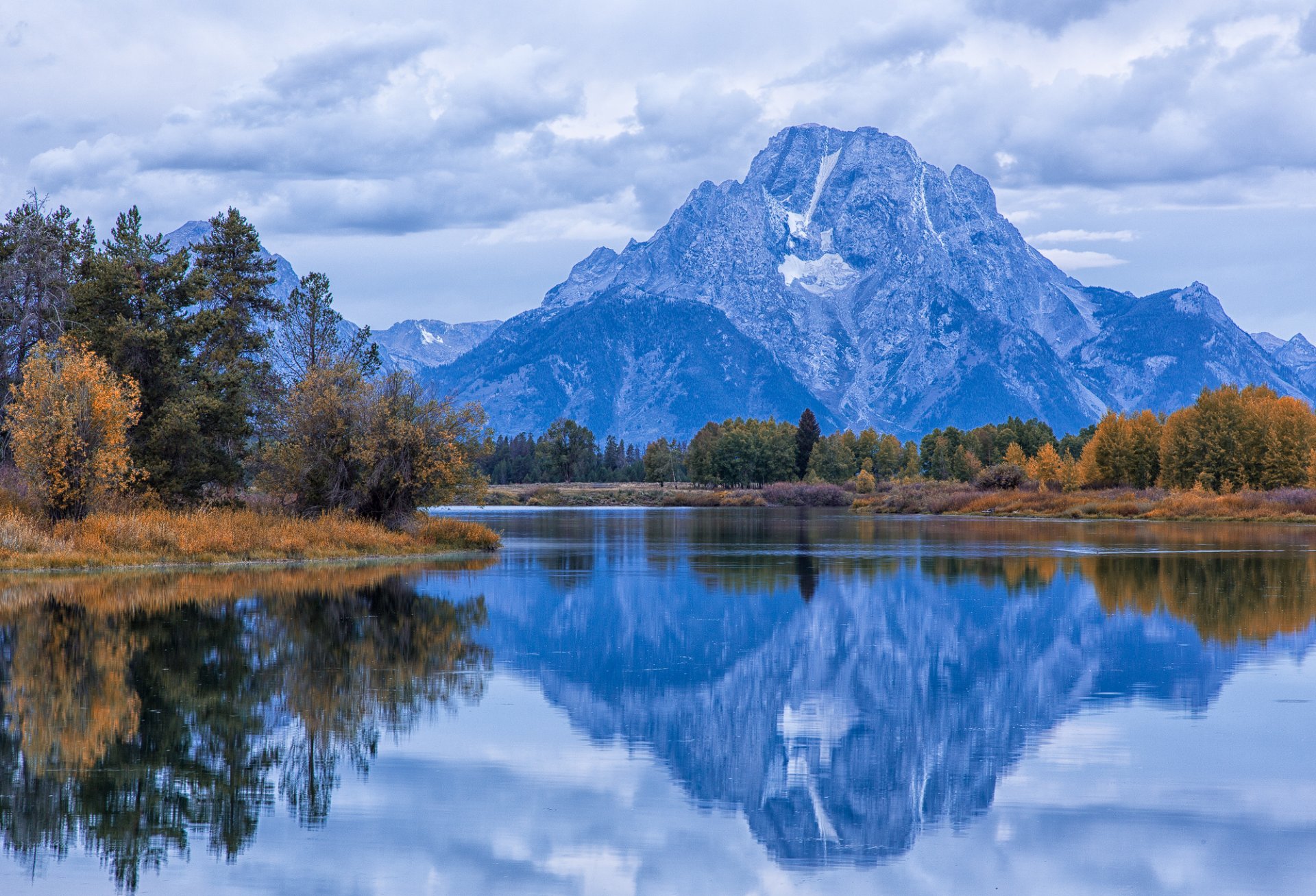 stany zjednoczone mount moran snake river park narodowy grand teton wyoming jesień snake river grand teton drzewa las rzeka woda powierzchnia poranek niebo chmury chmury odbicie