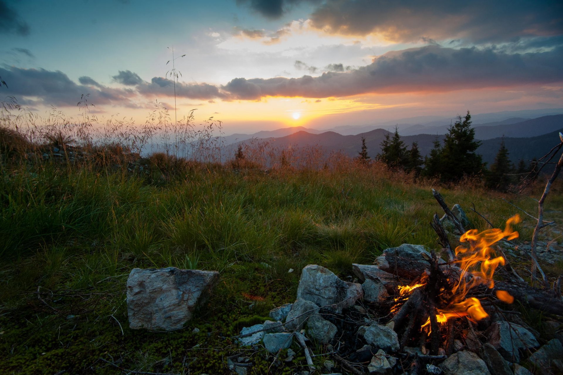 karpaten berge ukraine abend lagerfeuer