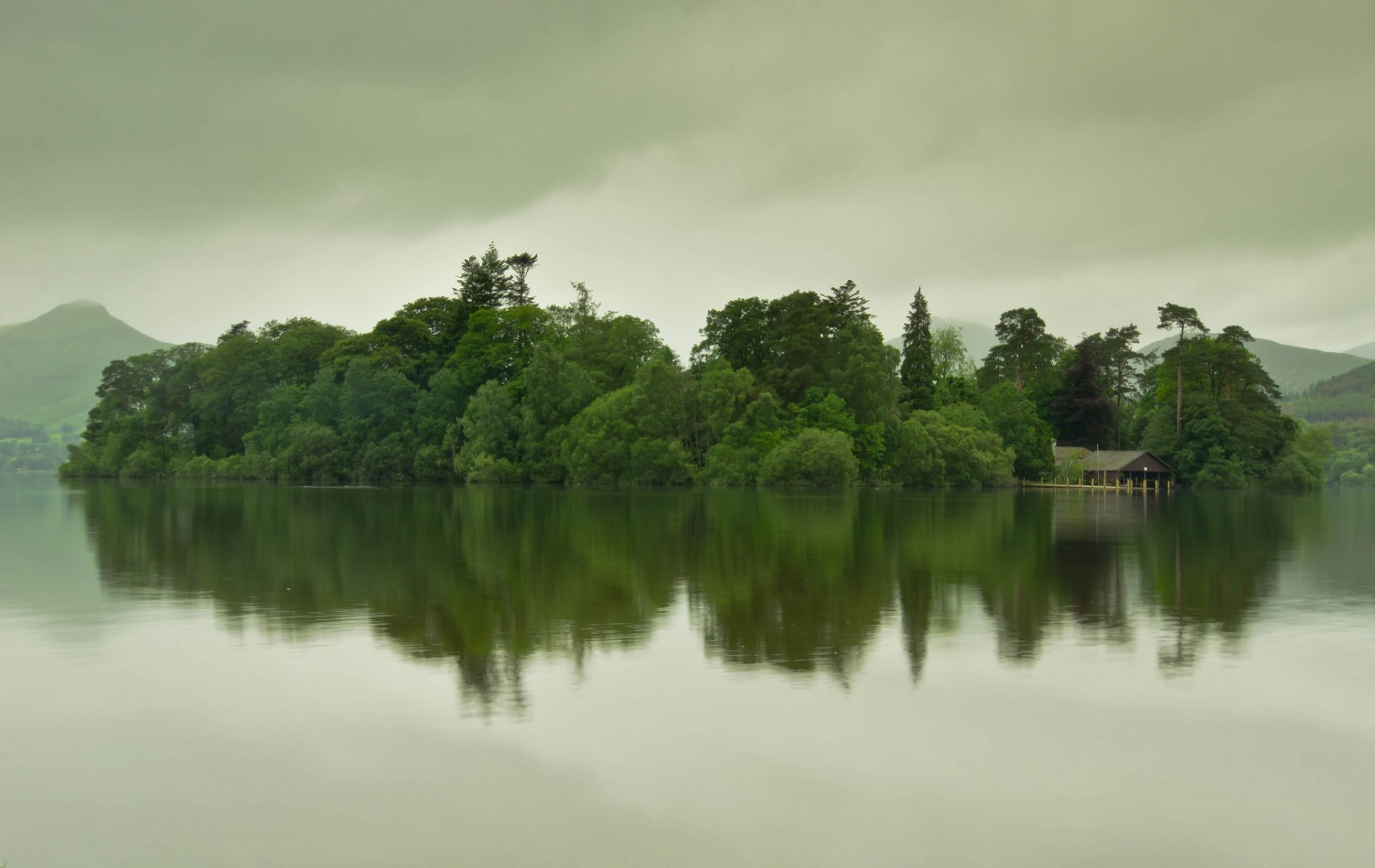 montagnes lac île maison dans l eau