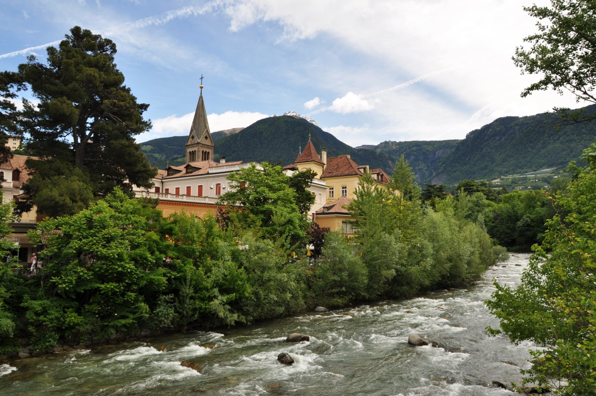 italien meran stadt architektur berge fluss natur bäume