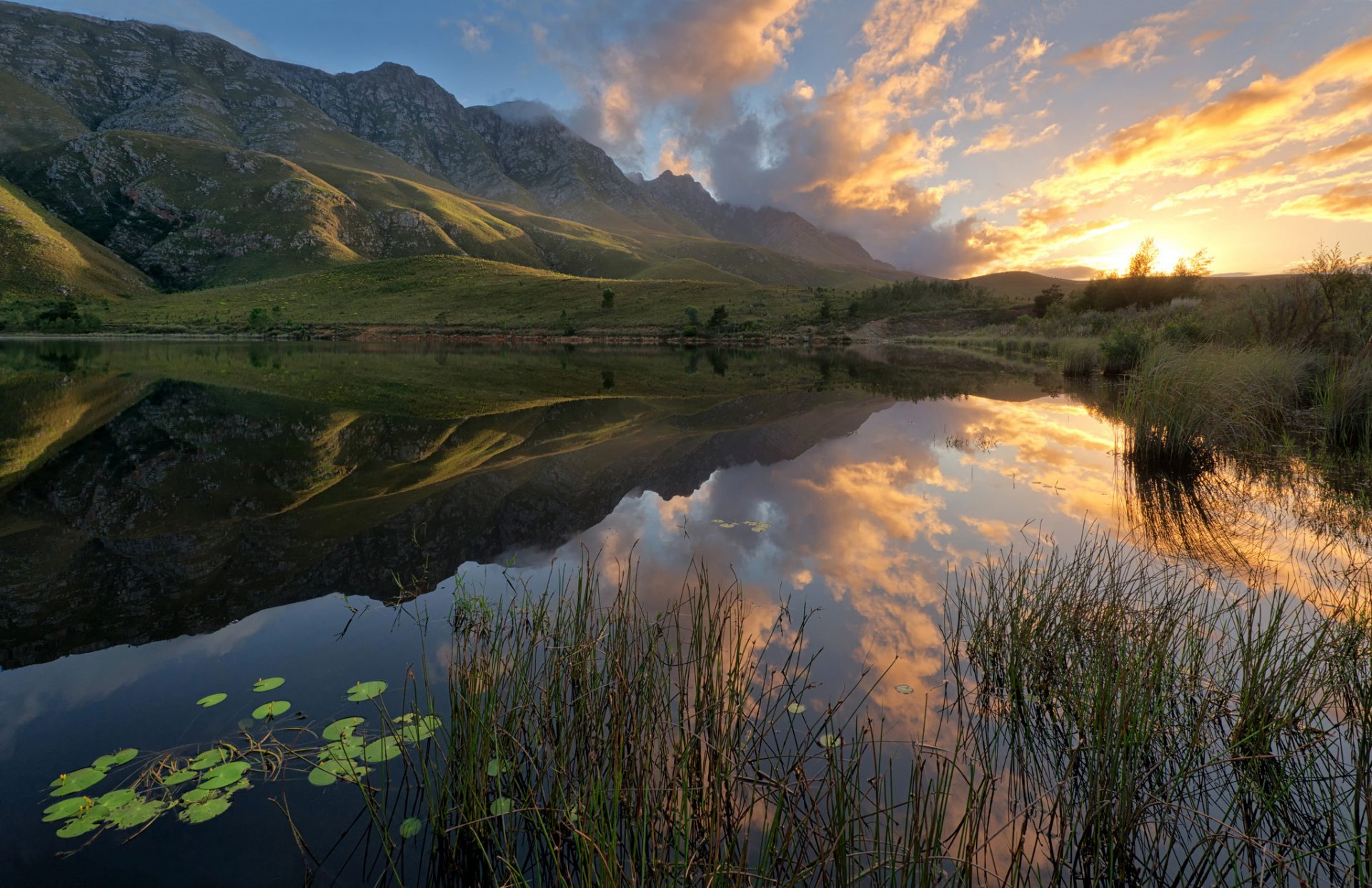 sudafrica montagne lago riflessione alba