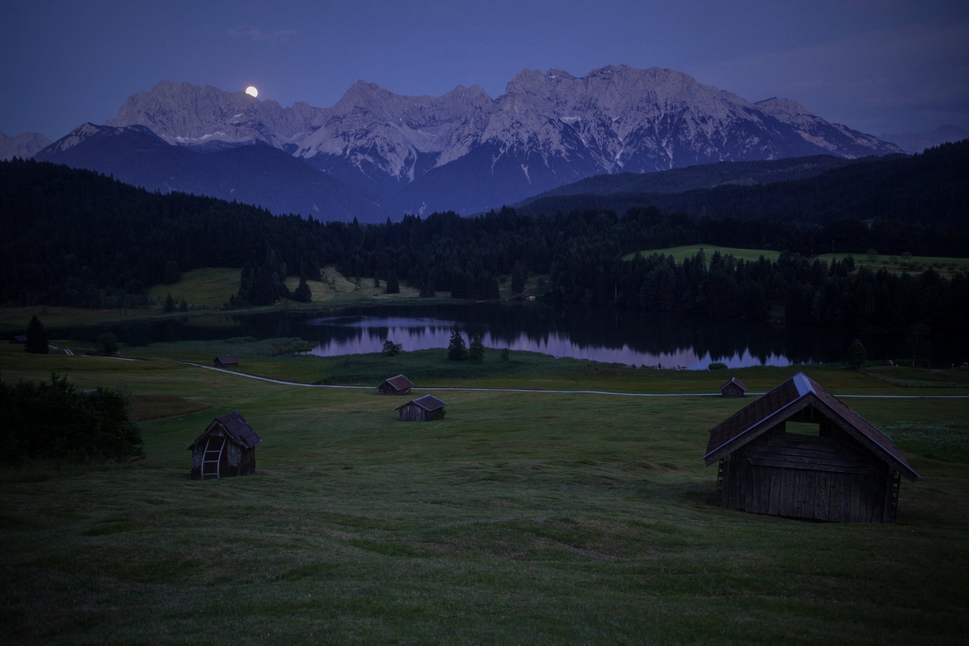 alemania baviera karwendel alpes montañas claros colinas bosque árboles casas noche azul cielo luna