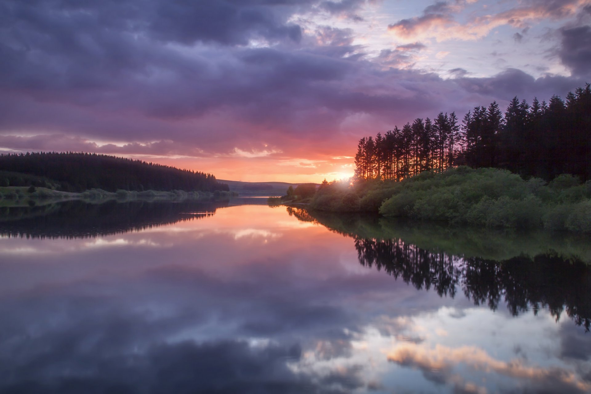 reino unido gales embalse agua superficie costa bosque árboles tarde puesta del sol cielo nubes nubes reflexión